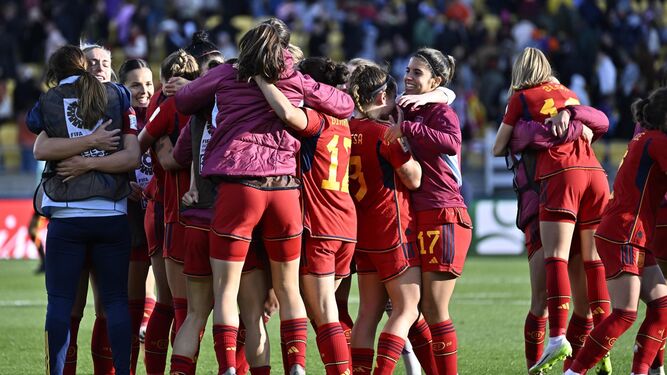 Las jugadoras españolas celebran su histórico pase a las semifinales al final del partido.
