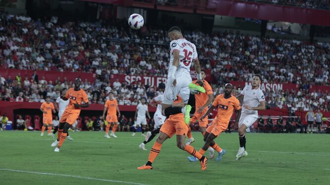En-Nesyri se eleva para rematar el gol que le daba el empate al Sevilla.