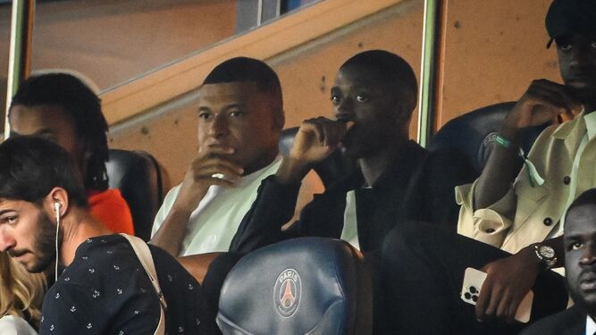 Mbappé sigue el partido del PSG del sábado junto a su amigo Dembélé.
