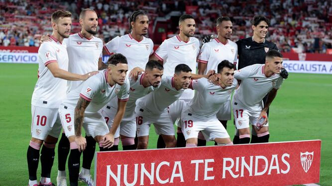 Formación del Sevilla ante el Valencia: Bono, Jesús Navas, Fernando, Rakitic, Suso y Ocampos fueron titulares en la Supercopa de 2020.