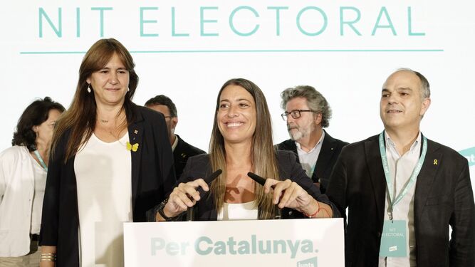 La cabeza de lista de Junts, Miriam Nogueras, acompañada de la presidenta del partido, Laura Borràs, y el secretario general, Jordi Turull