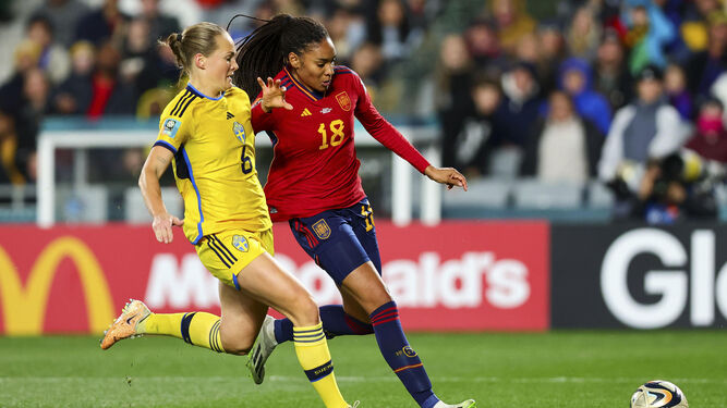 Salma Paralluelo, autora del primer gol, pelea con la sueca Eriksson.