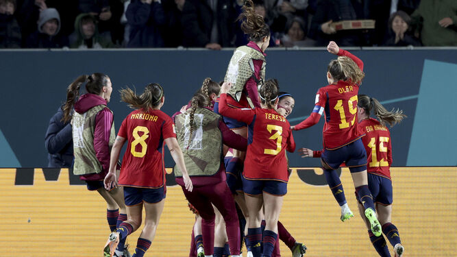 Las jugadoras españolas celebran el gol definitivo de Olga Carmona.