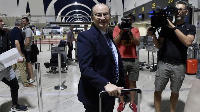 José Castro sonríe a la prensa en el aeropuerto de San Pablo, antes de partir a Atenas.