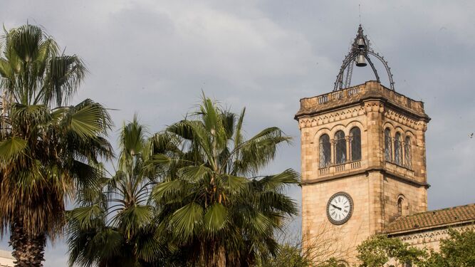 Foto de archivo de la torre del reloj de la sede principal de la Universidad de Barcelona.