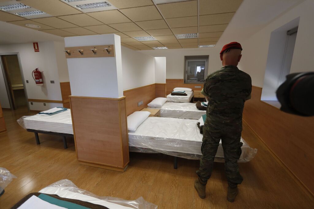 Uno de los militares muestra la habitaci&oacute;n durante la jornada de visitas.