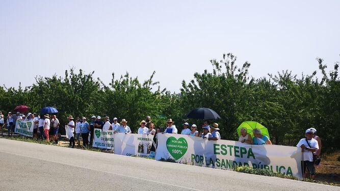 Protestas por la deficiente atención sanitaria de los vecinos de la Zona Básica de Salud de Estepa.