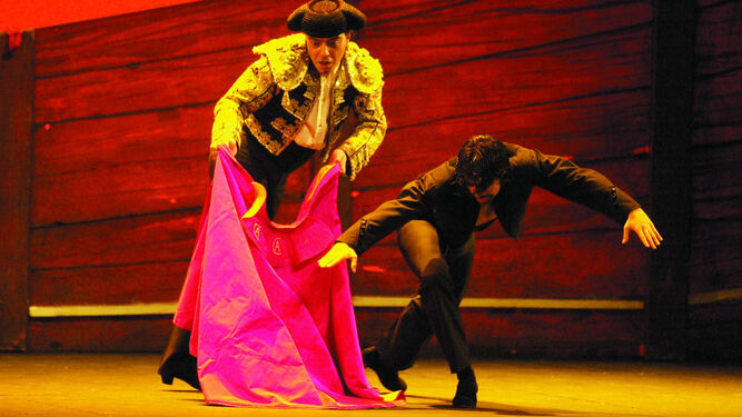 Antonio Canales, izquierda, y Pol Vaquero en 'Torero', en el Teatro Villamarta, 2002.