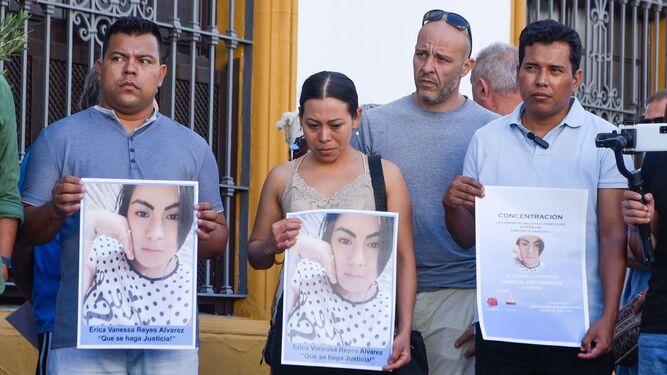 La hermana de Erica Vanessa (en el centro), durante la concentración que hubo en Utrera el día después del crimen.