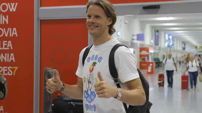 El noruego Nyland sonríe ante la prensa tras aterrizar anoche en Sevilla.