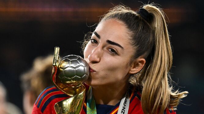 Olga Carmona besa la Copa del Mundo