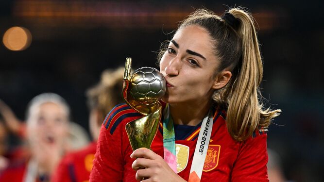 Olga Carmona besa el trofeo de la Copa del Mundo.