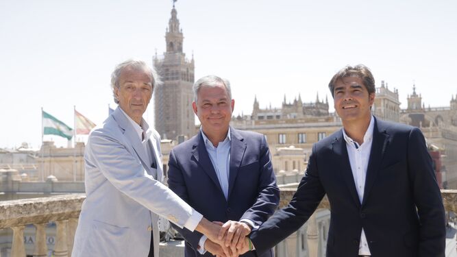 Ángel Haro, con el arquitecto Rafael de la Hoz y el alcalde de Sevilla, José Luis Sanz.