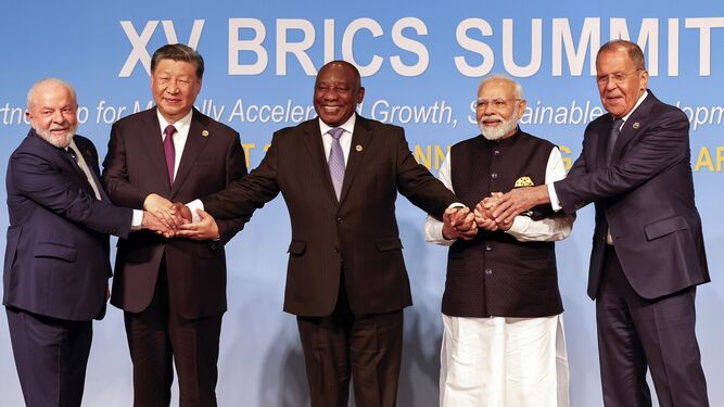 Los líderes de los BRICS: Luiz Inacio Lula da Silva, Xi Jinping, Cyril Ramaphosa, Narenda Modi y Sergei Lavrov.