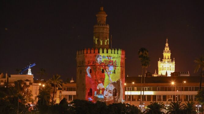 La Torre del Oro proyecta imágenes de Olga Carmona e Irene Guerrero por el Mundial de Fútbol