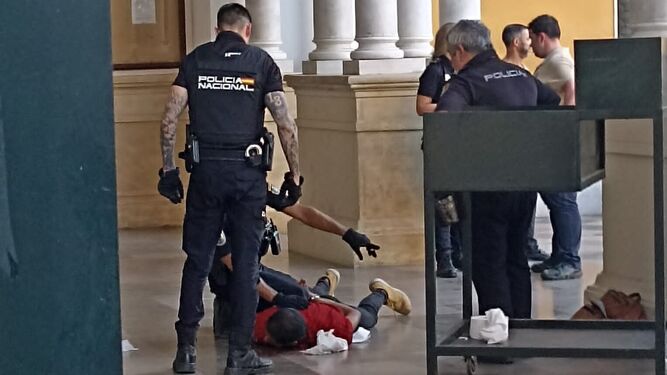 Un momento de la detención policial del individuo en la Basílica de la Macarena.
