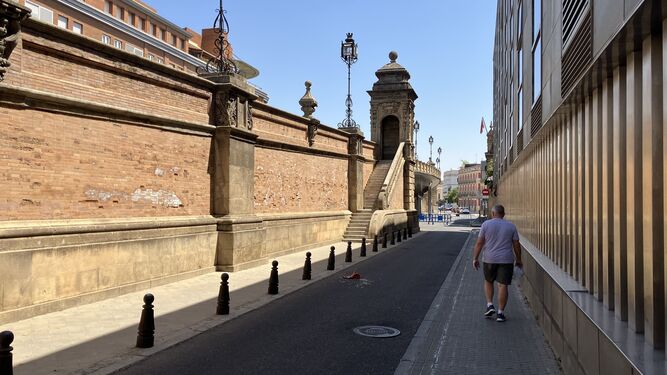 Un transeúnte pasea por la sombra junto al puente de San Bernardo.