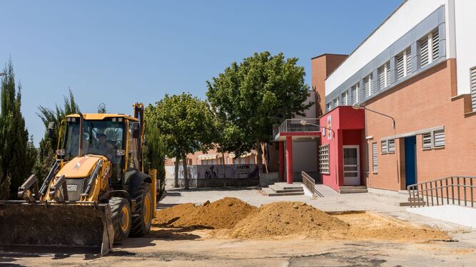 Trabajos para cambiar el pavimento de los patios del colegio Juan Sebastián Elcano.