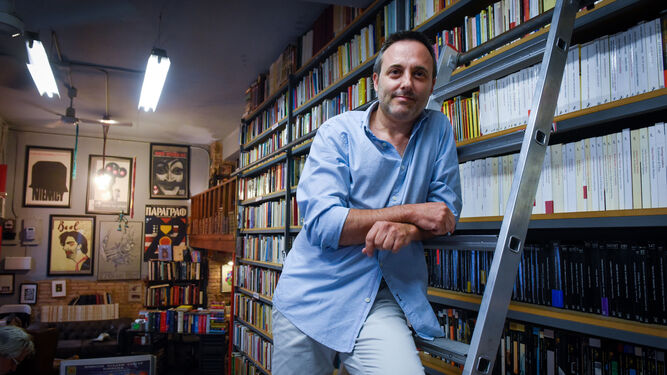 Daniel Cruz, en la librería Boteros.