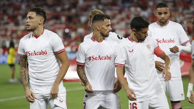 Los jugadores del Sevilla posan con camisetas con el lema #SeAcabó.