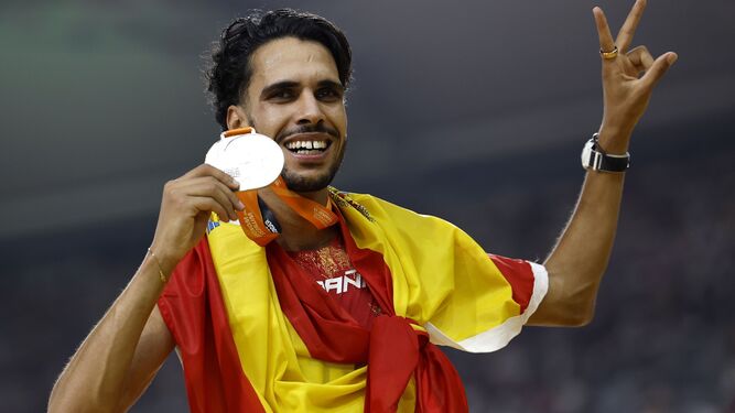 El español Mohamed Katir, con una de sus principales medallas internacionales.