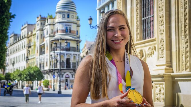 Irene Guerrero, a su llegada al Ayuntamiento con la medalla de campeona del mundo.