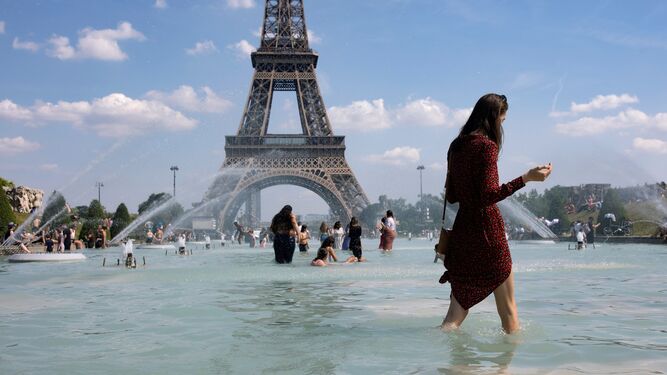 Varias personas se bañan en la fuente de la Plaza del Trocadero, en pleno corazón de París.