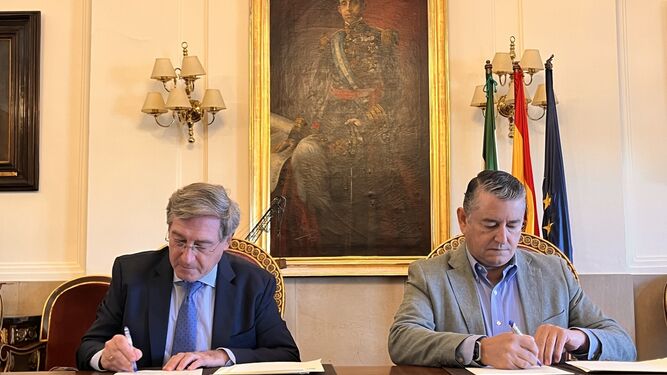 La firma del acuerdo entre Rafael Carmona y Antonio Sanz.