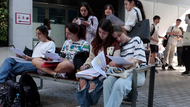 Un grupo de alumnas repasan los apuntes antes de un examen durante la pasada Selectividad.