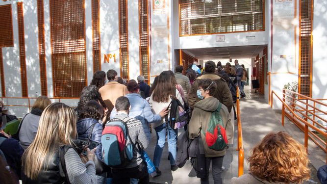 Imagen de archivo de varios estudiantes entrando en la Facultad de Ciencias Económicas y Empresariales para hacer el MIR.