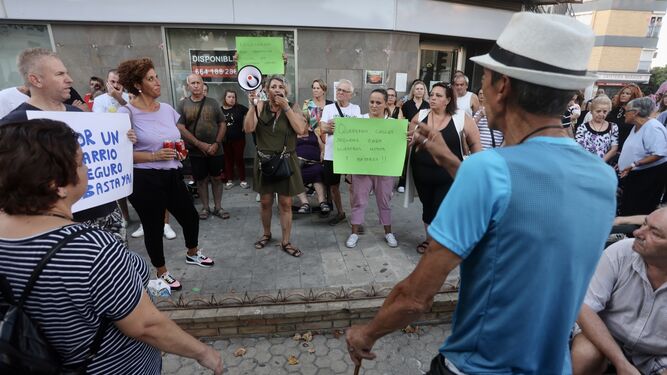 Protesta de los vecinos de San Jerónimo contra la oleada de robos.