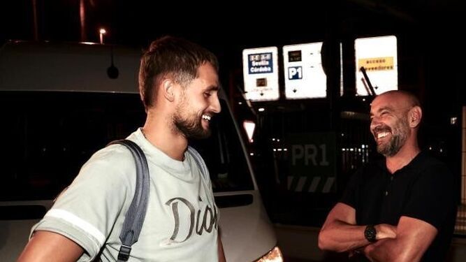 Monchi sonríe con Januzaj el día que llegó el belga a Sevilla.