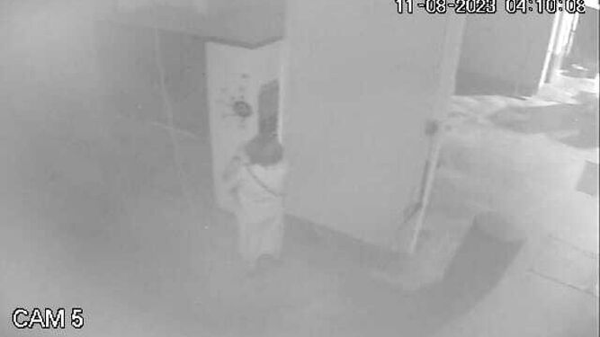 Una imagen de un robo captada por una cámara de seguridad.
