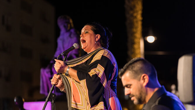 Carolina Castilla, junto a Javier Mota, canta con la figura de Camarón de fondo.