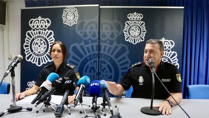 La inspectora Sonsoles Clerc y el portavoz de la Policía Nacional, este viernes en Sevilla.