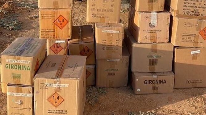Las cajas que contienen el material pirotécnico intervenido por la Guardia Civil.