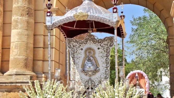 La singular carreta que porta el Simpecado de la Virgen de Gracia