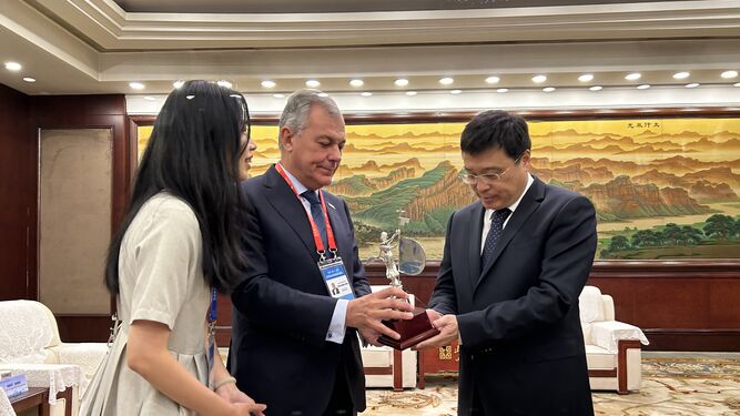 José Luis Sanz entrega una réplica del Giraldillo al alcalde de Taiyuán, Zhang Xinwei.