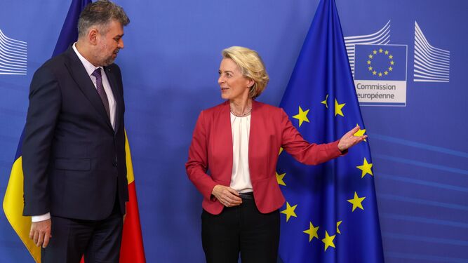 La presidenta de la Comisión Europea, Ursula von der Leyen, recibe al primer ministro rumano,  Ion-Marcel Ciolacu.