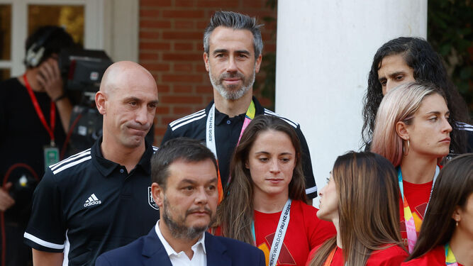 Jorge Vilda, junto a Luis Rubiales en la recepción de Pedro Sánchez a la selección femenina.