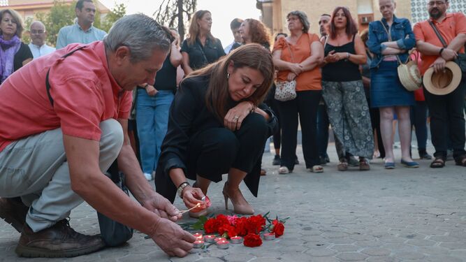 Minuto de silencio en recuerdo de la última víctima de violencia de género en Macarena.