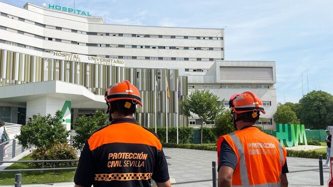 Personal de Protección Civil monitorizando el simulacro de emergencias realizado en el Macarena.