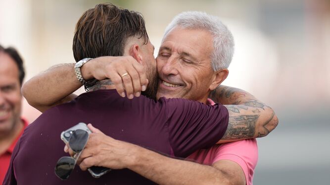 Sergio Ramos y Pablo Blanco se abrazan en la ciudad deportiva.