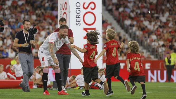 Sergio Ramos acoge a tres de sus hijos durante su presentación.