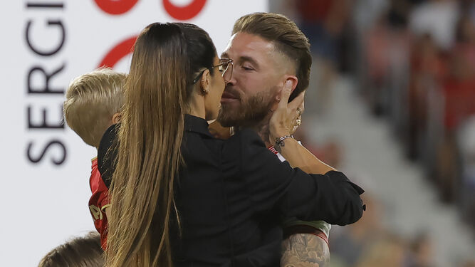Pilar Rubio besa a Sergio Ramos en la presentación del camero en Nervión.