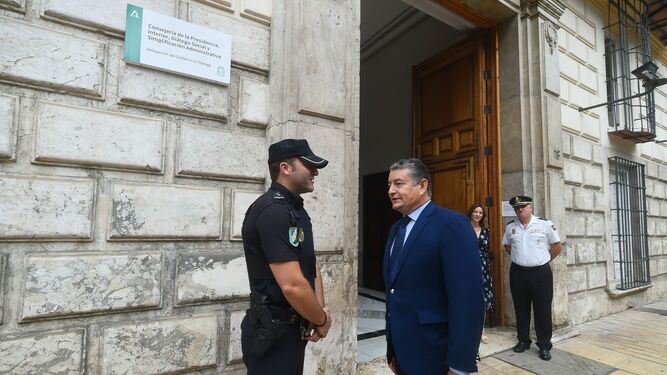 El consejero de la Presidencia, Antonio Sanz, charla con un agente a su llegada este jueves a la Delegación de la Junta en Málaga.