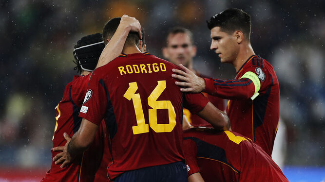 Los jugadores españoles celebran un gol en uno de los partidos de clasificación a la Eurocopa 2024.