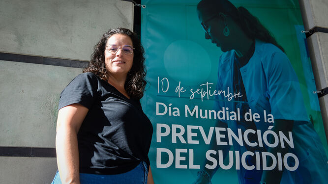 La enfermera especialista en salud mental, Carmen Pérez García, junto a un cartel de la campaña del Colegio de Enfermería, de la que es imagen.