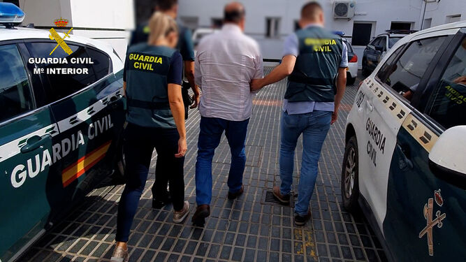 El detenido acompañado por la Guardia Civil tras el arresto.
