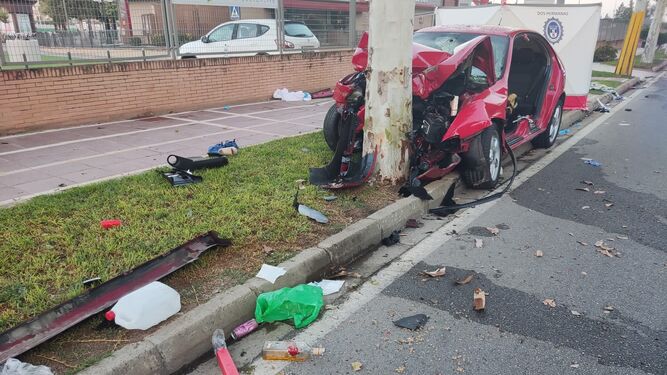 Estado en el que quedó el coche tras el accidente en la avenida  Ingeniero José Luis Prat.